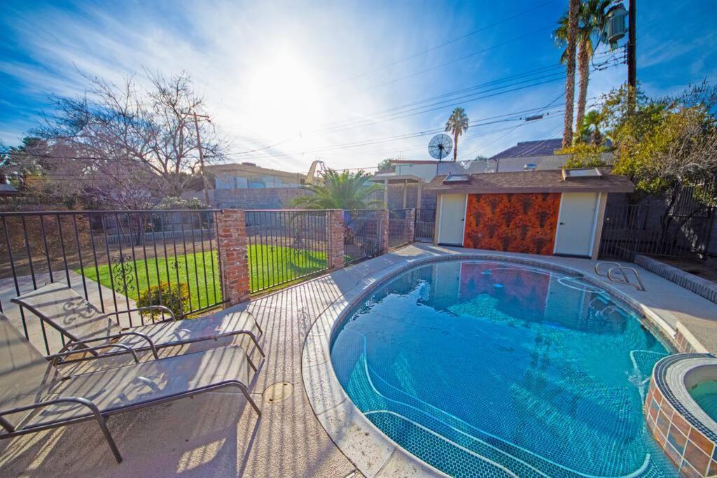 Newer Ranch With Pool And Hot Tub Near The Strip And Freemont Street. Villa Las Vegas Exterior photo